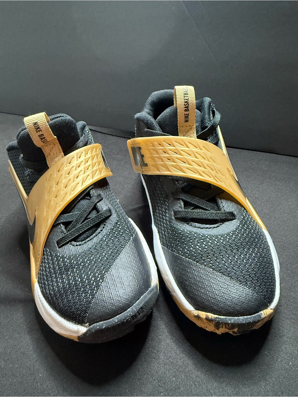 Nike Team Hustle HF6280-003 Kids Sneakers Mesh Black Gold 1Y